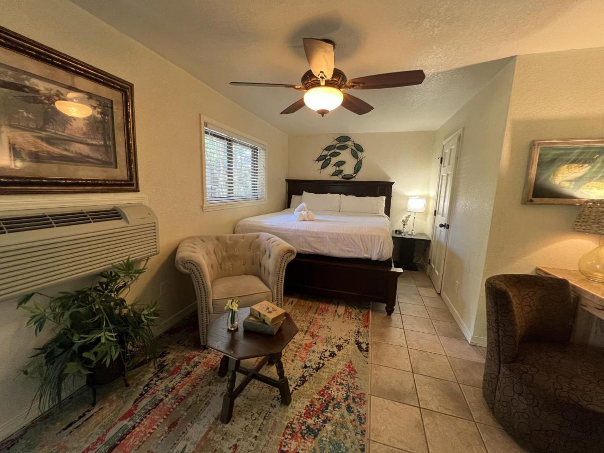 Poolside King Cabana With Full Kitchen, King Bed, Sleeper Sofa And Pool Access, Hotel Room Mount Ida Exterior foto